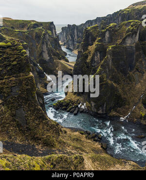 Fjaðrárgljúfur Canyon, gorge profonde, la roche de tuf, près de Kirkjubaer sur la côte sud, le sud de l'Islande, Islande Banque D'Images