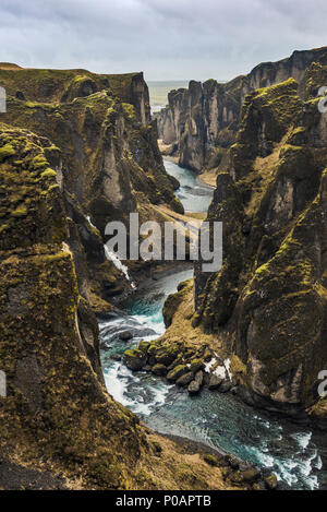 Fjaðrárgljúfur Canyon, gorge profonde, la roche de tuf, près de Kirkjubaer sur la côte sud, le sud de l'Islande, Islande Banque D'Images