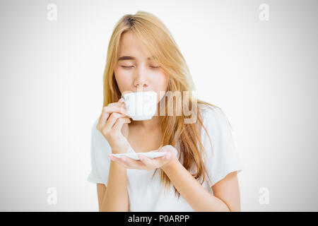 Teen girl holding Coffee cup à boire du café sur fond blanc Banque D'Images