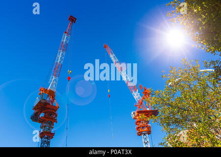 Deux palan grue contre le ciel bleu ensoleillé de la saison estivale au Japon Banque D'Images