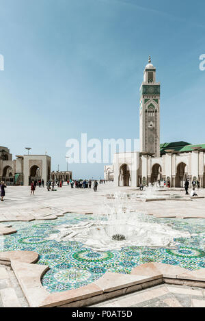 Fontaine, Mosquée Hassan II, Grande Mosquée Hassan II, l'architecture mauresque, avec 210m plus haut minaret du monde, Casablanca Banque D'Images