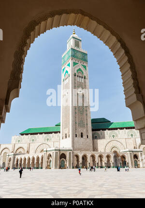 Vue depuis le porche pour Mosquée Hassan II, Grande Mosquée Hassan II, l'architecture mauresque, avec 210m plus haut minaret de la Banque D'Images