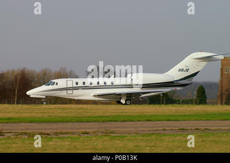 750 Cessna Citation X jet d'affaires de N8JQ. Executive transport jet enregistré pour Cessna Finance Corporation. Holding pour décoller à Southend Banque D'Images