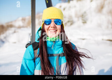 Portrait de jeune fille sportive avec skis et bâtons en hiver Banque D'Images