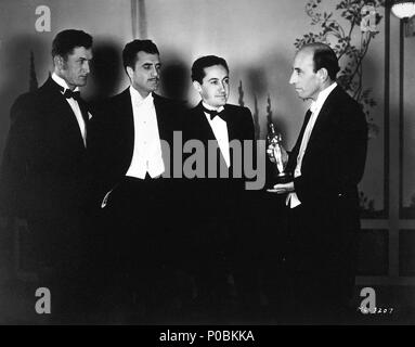 Description : Le 2ème / 1930 Academy Awards. L'Irving G. Thalberg producteurs et William C. De Mille avec Cedric Gibbons, lauréat du prix de la meilleure direction artistique pour "Le pont de San Luis Rey'.. Année : 1930. Stars : Irving G. Thalberg, William C. DE MILLE ; CEDRIC GIBBONS. Banque D'Images