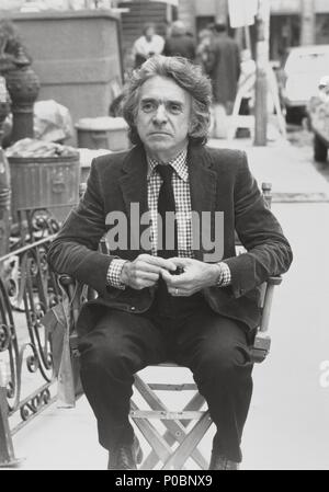 Titre original : The Lonely Guy. Titre en anglais : THE LONELY GUY. Directeur de film : Arthur HILLER. Année : 1984. Stars : Arthur HILLER. Credit : UNIVERSAL PICTURES / Album Banque D'Images