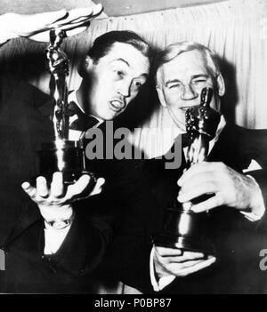 Description : La 21e Academy Awards / 1949. John Huston, meilleur réalisateur pour "Le Trésor de la Sierra Madre". Walter Huston, meilleur acteur dans un second rôle pour "Le Trésor de la Sierra Madre'.. Année : 1949. Stars : John Huston ; Walter Huston. Banque D'Images