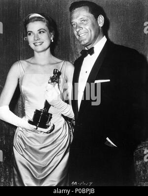 Description : La 27e Academy Awards / 1955. William Holden avec Grace Kelly, lauréat du prix de la meilleure actrice pour "la fille de la campagne". Année : 1955. Stars : WILLIAM HOLDEN, GRACE KELLY. Banque D'Images