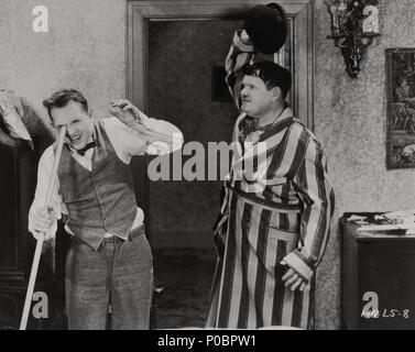 Film Original Titre : Aides. Titre en anglais : aides. Directeur de film : James Parrott. Année : 1932. Stars : OLIVER HARDY, Stan Laurel. Credit : HAL ROACH/MGM / Album Banque D'Images