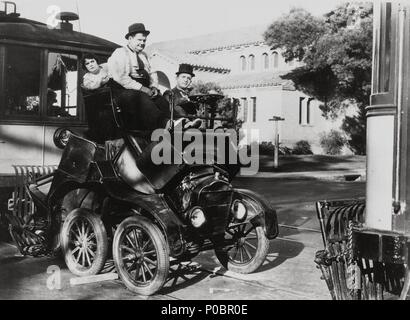 Titre original : HOG WILD. Titre en anglais : HOG WILD. Directeur de film : James Parrott. Année : 1930. Stars : OLIVER HARDY, Stan Laurel. Credit : HAL ROACH STUDIOS INC. / Album Banque D'Images