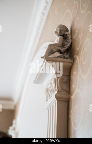 Colonne blanche avec portique, éléments décoratifs, fragment intérieur classique. Banque D'Images