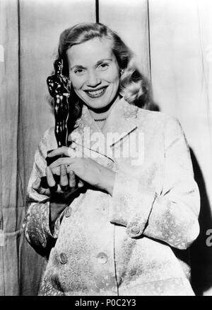 Description : 27e Academy Awards (1955). Eva Marie Saint, meilleure actrice dans un second rôle pour "au bord de l'.. Année : 1955. Stars : EVA MARIE SAINT. Banque D'Images