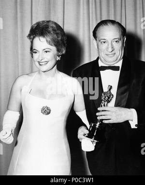 Description : 35e Academy Awards (1963). Olivia de Havilland avec le producteur Sam Spiegel, qui reçoit le meilleur film award pour 'Lawrence d'Arabie'. Année : 1963. Stars : Olivia DE HAVILLAND ; Sam Spiegel. Banque D'Images