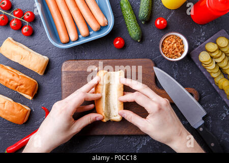 À partir de la photo ci-dessus de l'homme de faire des hot-dogs sur table Banque D'Images