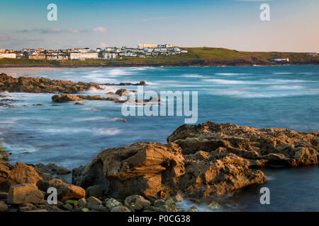 Soirée sur la plage de Fistral et ville de Newquay, Cornwall, Angleterre Banque D'Images