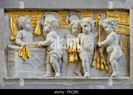 Bas-relief en pierre et d'or de chérubins produisant des textiles, trouvés sur la façade d'une maison médiévale sur la Grand Place de Bruxelles Banque D'Images