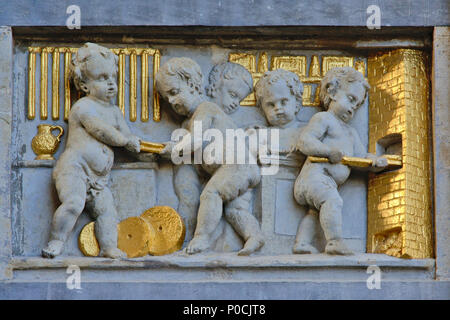 Bas-relief en pierre et d'or de chérubins au travail, trouvés sur la façade d'une maison médiévale sur la Grand Place de Bruxelles Banque D'Images