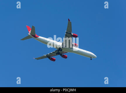 Airbus A340 de Virgin Atlantic Airways approchant de l'aéroport de Heathrow, Windsor, Berkshire, Angleterre, Royaume-Uni Banque D'Images