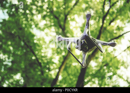 Drone avec caméra sur la nature de fond vert Banque D'Images