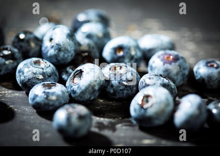 Blaubeeren auf dunklem Untergrund Banque D'Images