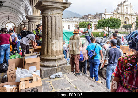 Antigua, Guatemala, - 5 juin, 2018 : Bénévoles charger des fournitures d'aide humanitaire de prendre à la zone touchée par l'éruption du volcan de Fuego (feu) le 3 juin Banque D'Images