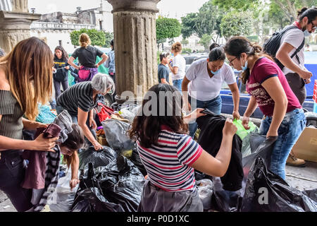 Antigua, Guatemala, - 5 juin, 2018 : Bénévoles charger des fournitures d'aide humanitaire de prendre à la zone touchée par l'éruption du volcan de Fuego (feu) le 3 juin Banque D'Images