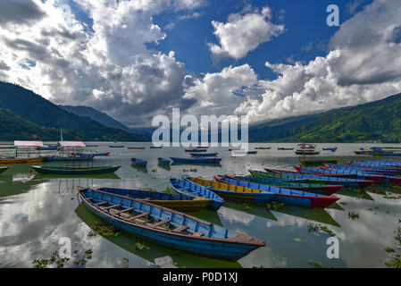 Bateaux sur le Lac Fewa, Pokhara, Népal Banque D'Images