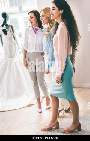 Les femmes attirantes à au salon du mariage de mariage robe de Banque D'Images