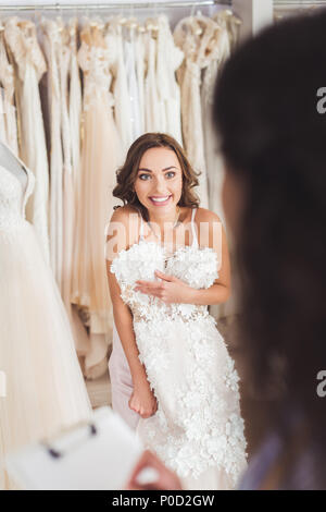 Belle mariée robe de mariage en essayant sur boutique de mode Banque D'Images