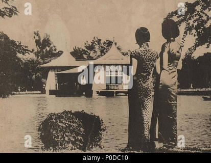 . 中文（繁體）‎ : Scène de Taichung Park Lake Pavilion et Qipao, publié en 1939. . Avant 1939. Inconnu 1 Taichung Park Lake Pavilion et Qipao c.1939 Banque D'Images