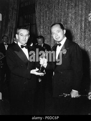 Description : 33e Academy Awards (1960). Billy Wilder récipiendaire du prix de la meilleure mise en scène et l'écriture (scénario) prix pour 'l'appartement'. William Wyler lui accompnies.. Année : 1961. Stars : William Wyler, Billy Wilder. Banque D'Images