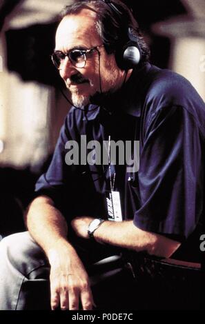 Titre original : SCREAM 2. Titre en anglais : SCREAM 2. Réalisateur : Wes Craven. Année : 1997. Stars : Wes Craven. Copyright : Editorial l'intérieur uniquement. C'est un document distribué au public. Les droits d'accès uniquement, aucune licence de droit d'auteur prévue. Autorisation obligatoire à l'icône visuelle (www.visual-icon.com) est requise pour la reproduction de cette image. Credit : DIMENSION FILMS / Album Banque D'Images