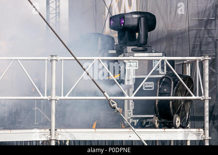 Projecteurs professionnels et machine à fumer sur scène de rue avant les concerts Banque D'Images