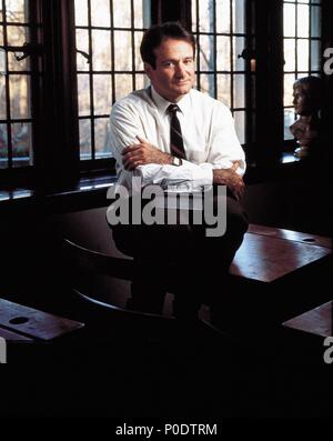 Titre original : Dead Poets Society. Titre en anglais : Dead Poets Society. Film Réalisateur : Peter Weir. Année : 1989. Stars : ROBIN WILLIAMS. Credit : Touchstone Pictures / Album Banque D'Images