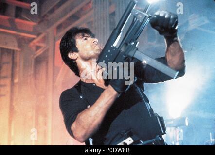 Titre original : COBRA. Titre en anglais : COBRA. Film Réalisateur : GEORGE P. COSMATOS. Année : 1986. Stars : Sylvester Stallone. Credit : Warner Brothers / Album Banque D'Images