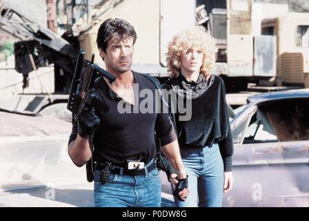 Titre original : COBRA. Titre en anglais : COBRA. Film Réalisateur : GEORGE P. COSMATOS. Année : 1986. Stars : Sylvester Stallone, BRIGITTE NIELSEN. Credit : Warner Brothers / Album Banque D'Images