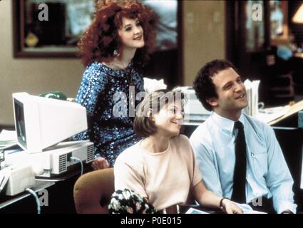 Titre original : BROADCAST NEWS. Titre en anglais : BROADCAST NEWS. Directeur de film : JAMES L. BROOKS. Année : 1987. Stars : HOLLY HUNTER ; Joan Cusack ; ALBERT BROOKS. Crédit : 20TH CENTURY FOX / Album Banque D'Images