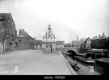 . Anglais : une vue de la Custom House, King's Lynn. Une vue le long quai Purfleet regardant vers la custom house à King's Lynn. Sur la droite, c'est la barge à vapeur Nancy (fl.1981) à flot dans la rivière Purfleet. La marée est très faible, un certain nombre de petits bateaux en bois sont échoués le long de la banque. . Vers 1891. Francis Frith & Co 242 vue de la Custom House, King's Lynn. RMG G02609 Banque D'Images