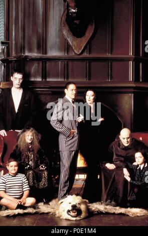 Film Original Titre : LA FAMILLE ADDAMS. Titre en anglais : LA FAMILLE ADDAMS. Film Réalisateur : Barry Sonnenfeld. Année : 1991. Stars : CHRISTOPHER LLOYD ; Christina Ricci ; ANGÉLICA HUSTON ; RAUL JULIA. Credit : Columbia Pictures / Album Banque D'Images