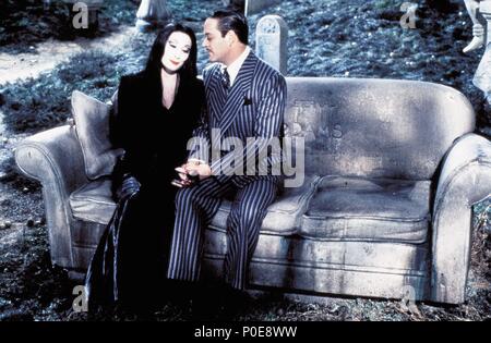 Film Original Titre : LA FAMILLE ADDAMS. Titre en anglais : LA FAMILLE ADDAMS. Film Réalisateur : Barry Sonnenfeld. Année : 1991. Stars : Angélica HUSTON ; RAUL JULIA. Credit : Columbia Pictures / Album Banque D'Images