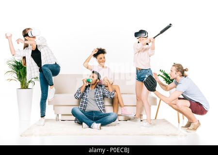 Les jeunes amis multiethnique en réalité virtuelle en jouant au baseball casques isolated on white Banque D'Images