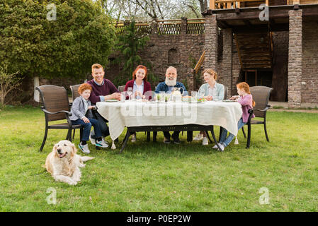 Grande famille en train de dîner ensemble à campagne Banque D'Images