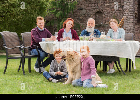 Grande famille en train de dîner ensemble à campagne Banque D'Images