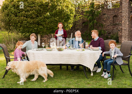 Grande famille en train de dîner ensemble à campagne Banque D'Images