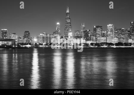 Noir et blanc panorama du secteur riverain de Chicago la nuit, USA. Banque D'Images