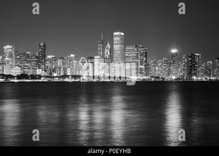 Noir et blanc panorama du secteur riverain de Chicago la nuit, USA. Banque D'Images