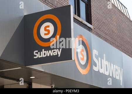 Glasgow Hillhead subway sign - métro, Byres Road, Glasgow, Scotland, UK Banque D'Images