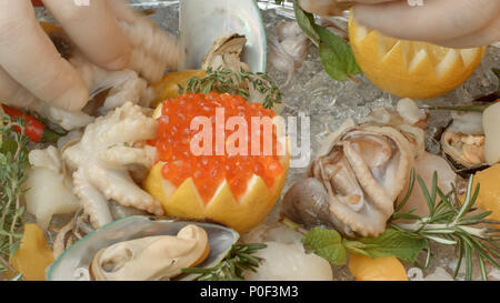 Des fruits de mer sur la plaque de glace est prêt à être cuit par le chef Banque D'Images