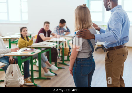 African American girl à l'enseignant d'introduire une nouvelle classe multiculturelle Banque D'Images