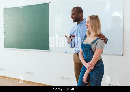 Smiling african american girl à l'introduction de nouveaux enseignants de classe Banque D'Images